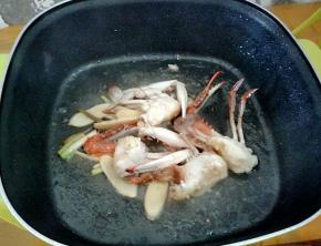 炒匀，再烹入料酒。