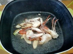 炒匀，再烹入料酒。