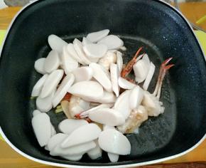 下年糕炒匀(年糕提前焯水两分钟)