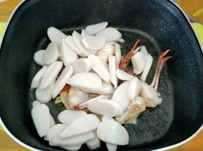 下年糕炒匀(年糕提前焯水两分钟)