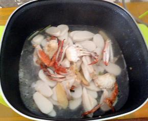 加入小半碗的清水，加盐和白糖调味。