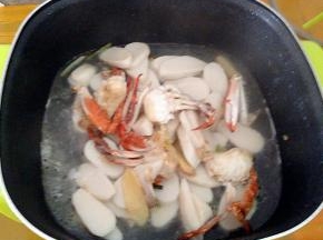 加入小半碗的清水，加盐和白糖调味。