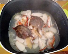 放上螃蟹的盖，再着上盖子，最小火焗五分钟。