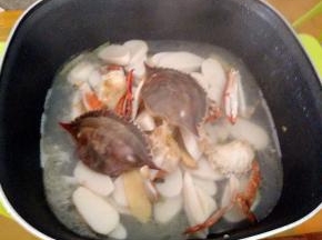 放上螃蟹的盖，再着上盖子，最小火焗五分钟。