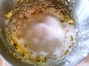 过筛低筋面粉，切拌均匀，取一半搅拌好的面团加入一半蔓越梅搅拌均匀