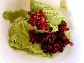 另外一半面团加入抹茶粉搅拌均匀，之后加入蔓越梅搅拌均匀