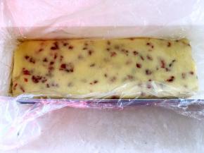 取一份方条放入模具按压平整，我没有蔓越梅模具，用的保鲜膜盒子整理形状的