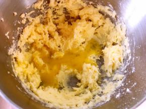 分次加入全蛋液，打发均匀