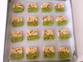 烤箱预热170度，将冻硬的面团切片，厚度0.3厘米即可，烤盘铺油纸，将切好的蔓越梅饼干片放入烤盘内，饼干之间要留有空间