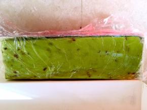 之后再将另外一份面团放入模具，一起压成方型，之后放入冰箱冷冻40分钟