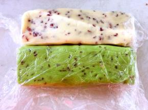 将两种面团分别倒在保鲜膜上，整理成大小相同的方条