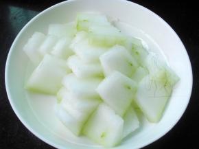 冬瓜去皮去籽，切厚片