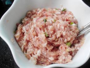 沿着同一个方向，快速搅拌将肉馅打上劲