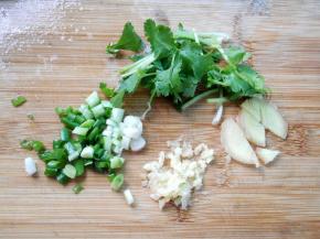 香菜切小段。葱切末，一半的姜切片，另一半的姜切成姜末