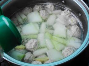 然后调入盐，白胡椒粉和香油，搅拌几下即可