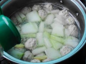 然后调入盐，白胡椒粉和香油，搅拌几下即可