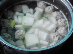 倒入冬瓜片，煮几分钟