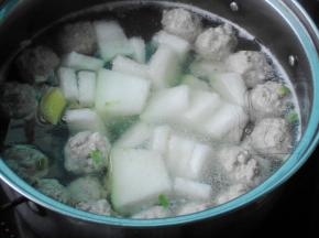 倒入冬瓜片，煮几分钟