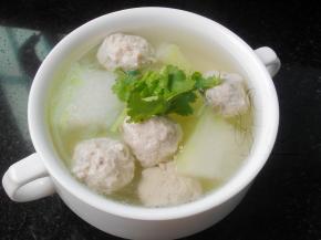 盛入碗中再撒上香菜段