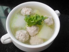 盛入碗中再撒上香菜段