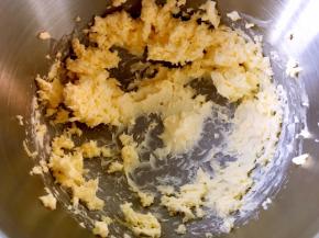 黄油室温软化，打蛋器稍稍打发一下