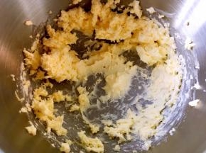 黄油室温软化，打蛋器稍稍打发一下