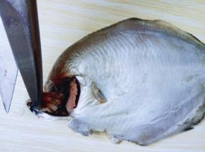 把鱼腮挖干净(一定要按挖干净。)