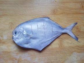 将鲳鱼身上划几刀，如图。