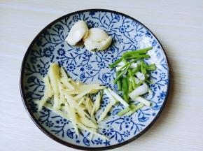 准备好葱姜蒜，去皮洗干净切丝。