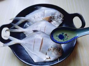 洗干净的鲳鱼淋干水份，加一勺料酒。