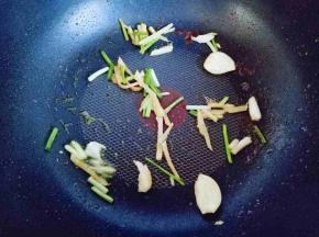 起油锅，加入葱姜蒜炒香。