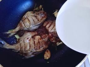 再加入少量热水烧开，转中火8分钟，大火收汤即可。