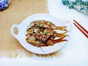 装盘撒上葱花，熟白芝麻。