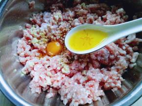 加入食用油。