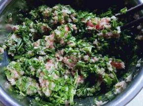 切好的韭菜放入拌好的肉糜中，搅拌均匀，这样饺子馅就做好了。