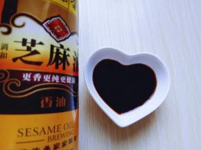 生抽放入吃碟中，滴几滴芝麻油。