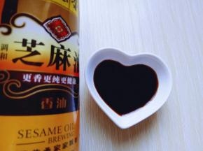 生抽放入吃碟中，滴几滴芝麻油。