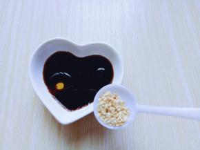再放入一勺熟芝麻。