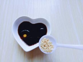 再放入一勺熟芝麻。