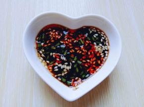 这样蘸料就做好了，可以按个人喜欢几口味调蘸料。