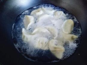 煮水饺: 水烧开后下饺子，大火煮熟即可。
