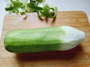 首先将萝卜去皮。