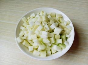 之后再将萝卜切丁。