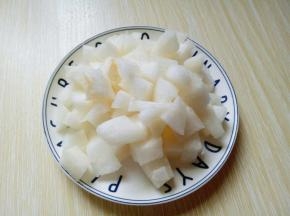 梨去皮，切丁，