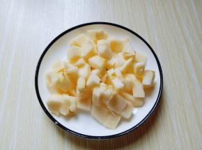 苹果去皮切丁。