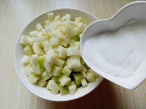 腌制萝卜，加入盐，腌40分钟，之后将腌制出来的水挤干净。