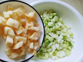 加入切好的苹果。