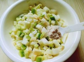 加入一勺鸡粉。