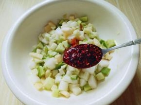 再加入油泼辣子，拌均匀即可。