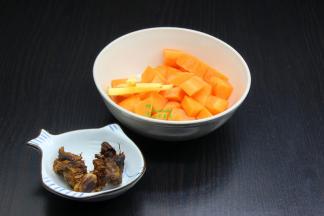 胡萝卜去皮切块，罗汉果去内肉洗净，生姜切丝；